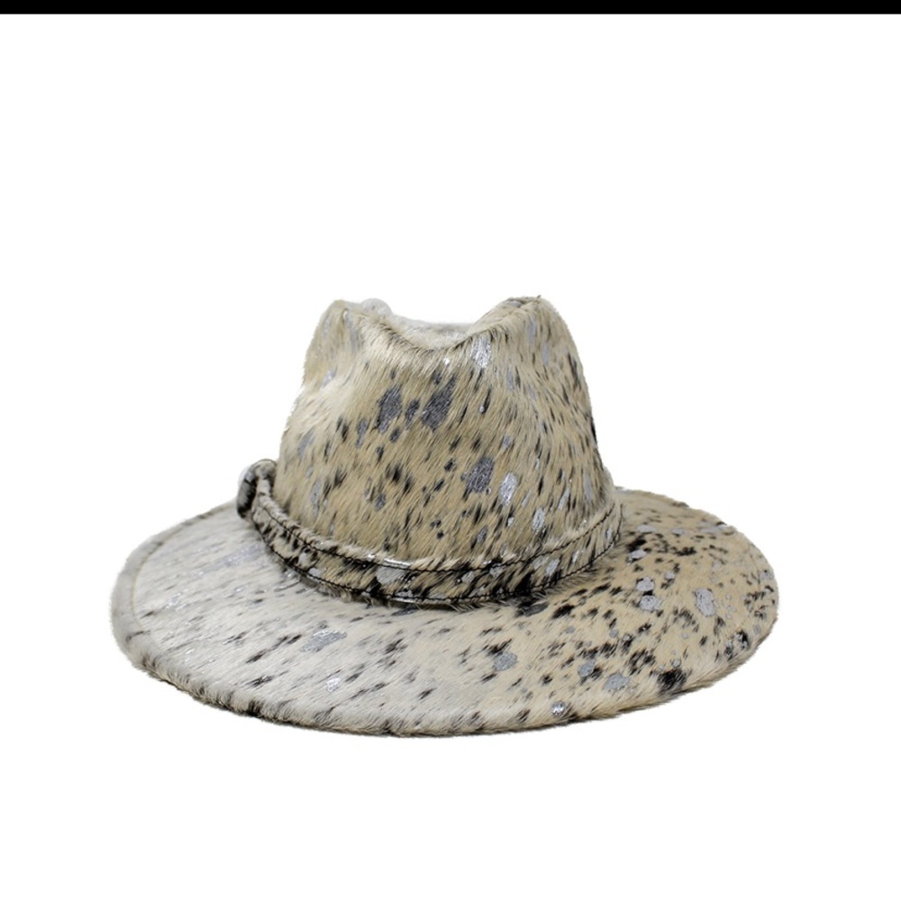 Bone-colored cowhide hat with metallic effects